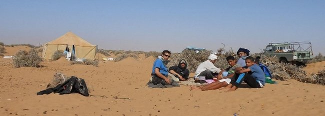 Thé chez Najim perdu dans lé désert Marocain