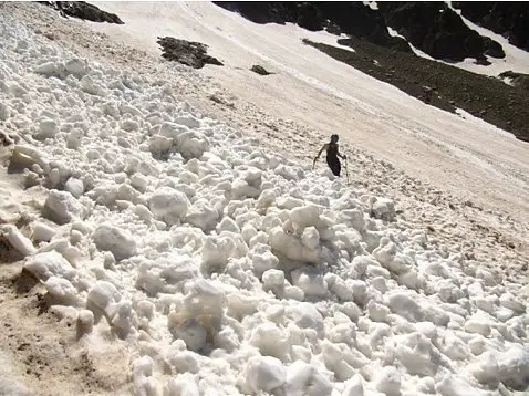 Traversée d’un névé dans le massif des ecrins