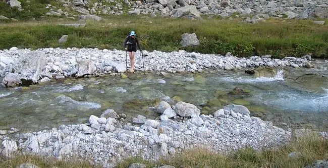 Traversée du torrent pour atteindre le sommet de la Muzelle