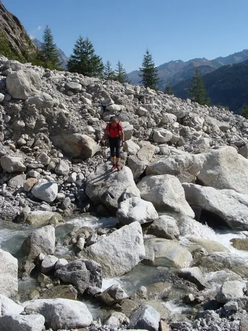Traversée de torrent en direction du Mont-Blanc Traversée de torrent en direction du Mont-Blanc