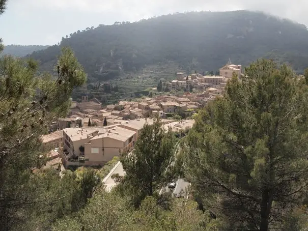 Valldemossa et sa chartreuse durant notre randonnée à Majorque