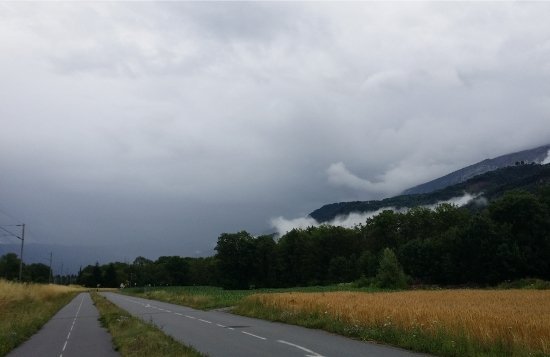 Direction Cluses avec des nuages noirs au loin