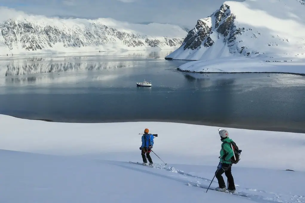 arrivée à la baie après une session ski au Spitzberg