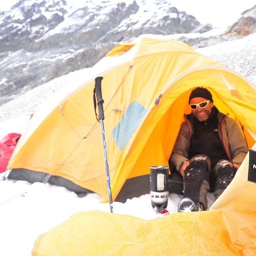 Camp au pied de lamphu lapsa au Népal durant l