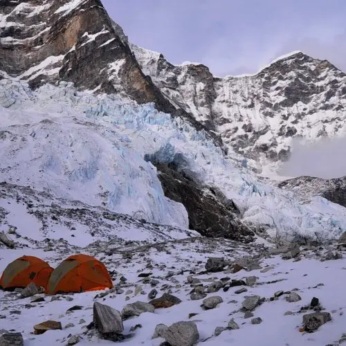 Camp pied du col tesi lapcha au Nepal durant l