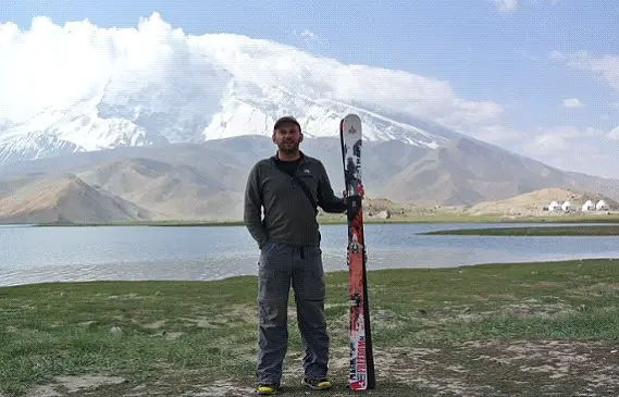 Frédéric HEYMES devant le sommet du Mustagh Ata avant la descente en ski