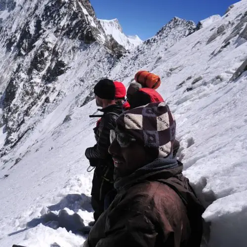 Sur une terrasse de neige dans la descente du col de lamphu lapsa au Nepal durant l