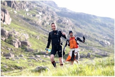 En descandant du Spidean Coire nan Clach en Ecosse lors du Celtman Extrem