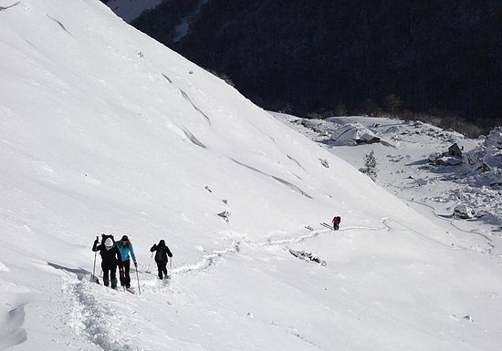 Départ de la cabane, premiers mètres de dénivelé en raquettes à neige dans la vallée d