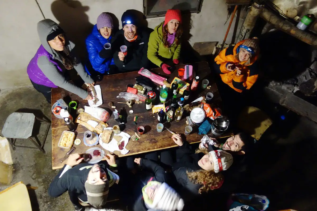 La table est dressée après une première journée de raquette à neige dans la vallée d