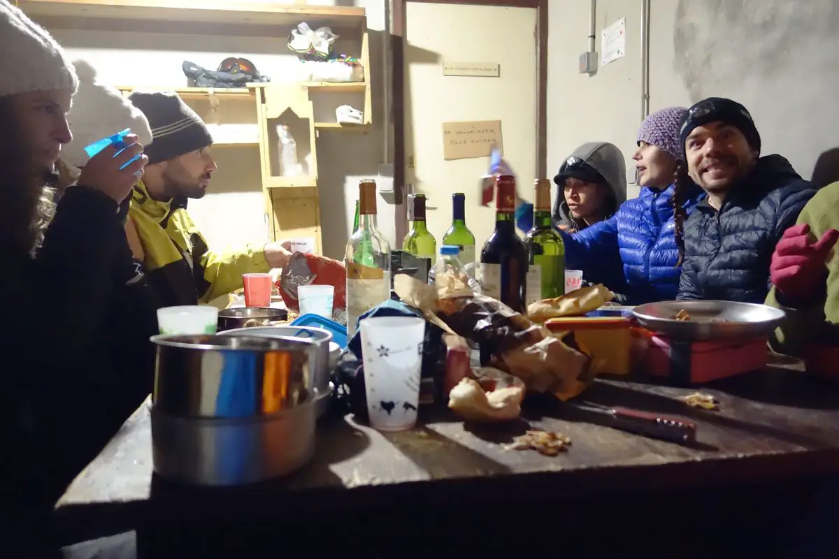 La charcuterie et le vin sont sortis, prêts pour passer une bonne soirée au refuge du Larry en vallée d