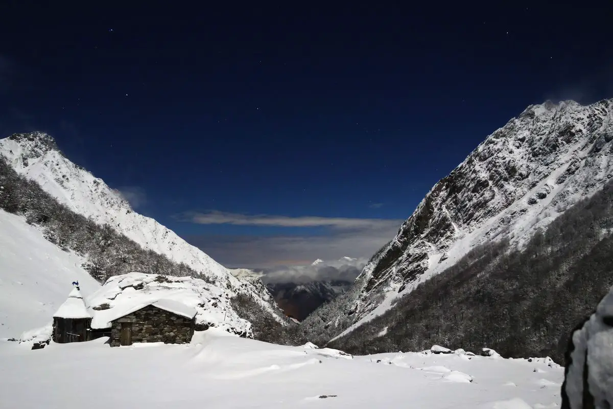 Montagne enneigée dans la vallée D