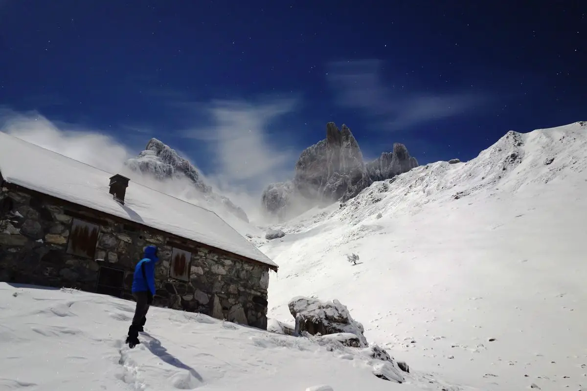 Nuit de pleine lune en montagne : un instant magique en vallée d