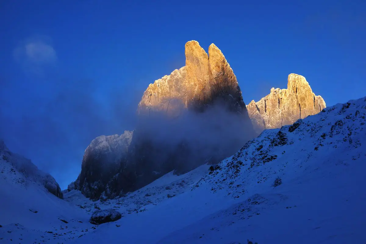 Au petit matin, le soleil éclaire la face est des aiguilles d’Ansabère