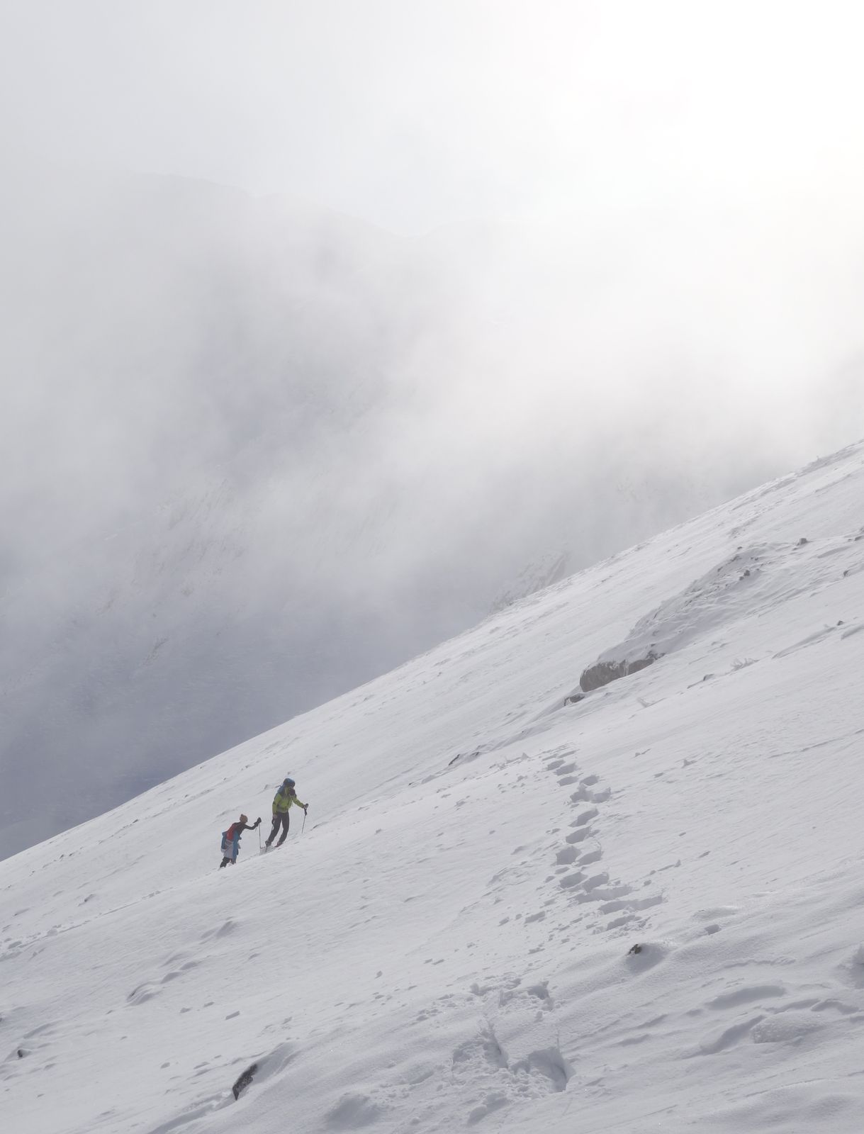 Dans le cocon du nuage en raquettes à neige dans la vallée d