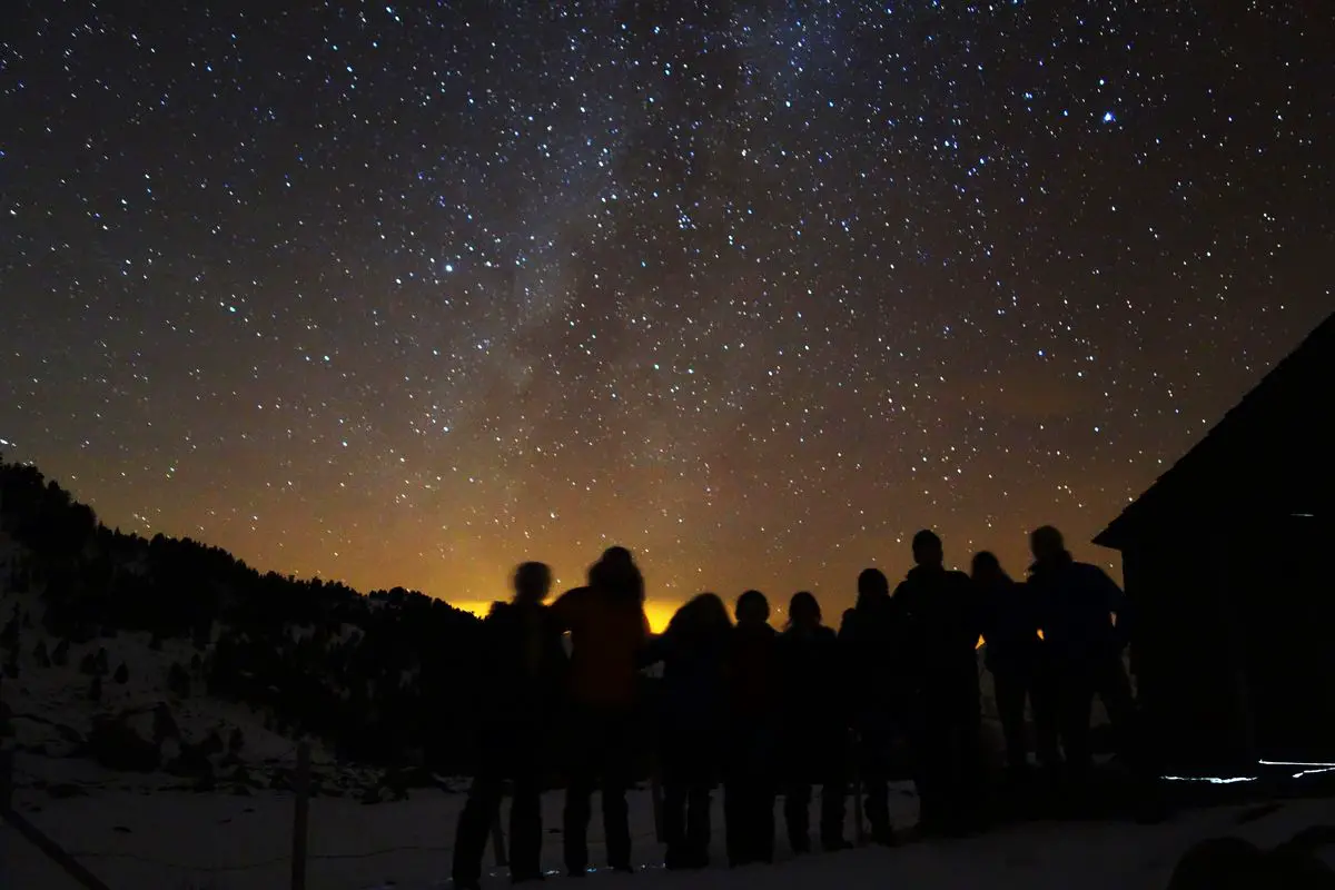 La tête dans les étoiles dans une nuit d