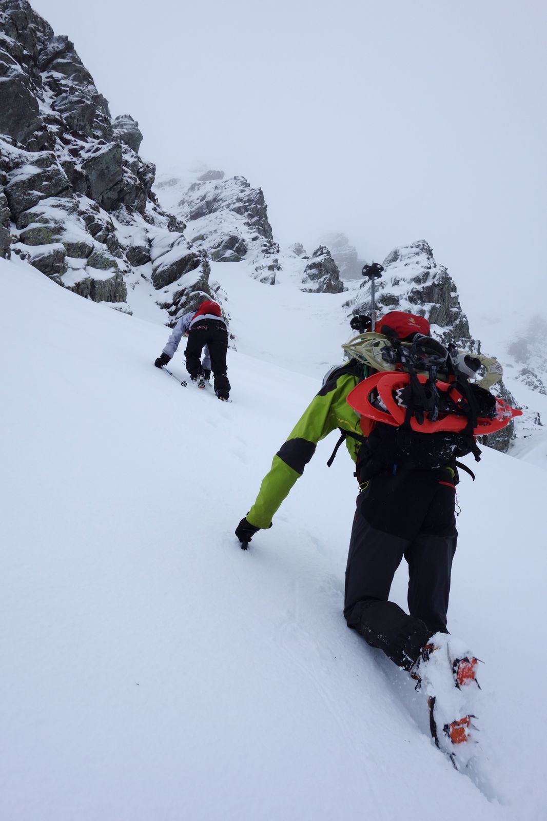 Premières traces a l’approche du couloir de L’antécime du pic Larry par le couloir central.