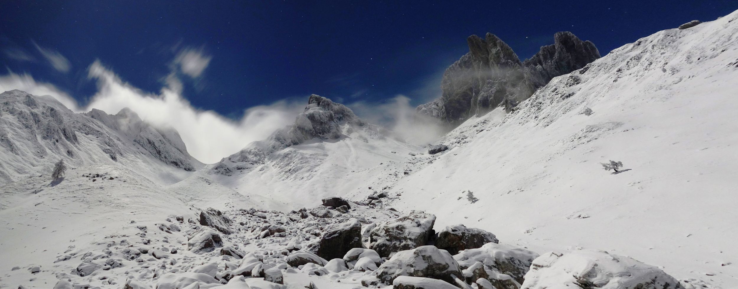 A une heure du matin, la pleine lune éclaire les aiguilles d’Ansabère comme en plein jour