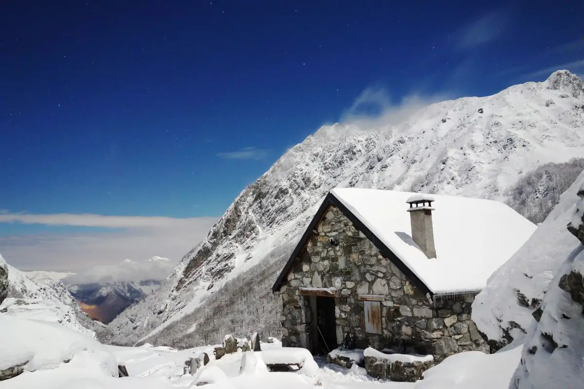 La cabane d’Ansabère de nuit au clair de lune – un moment féérique !