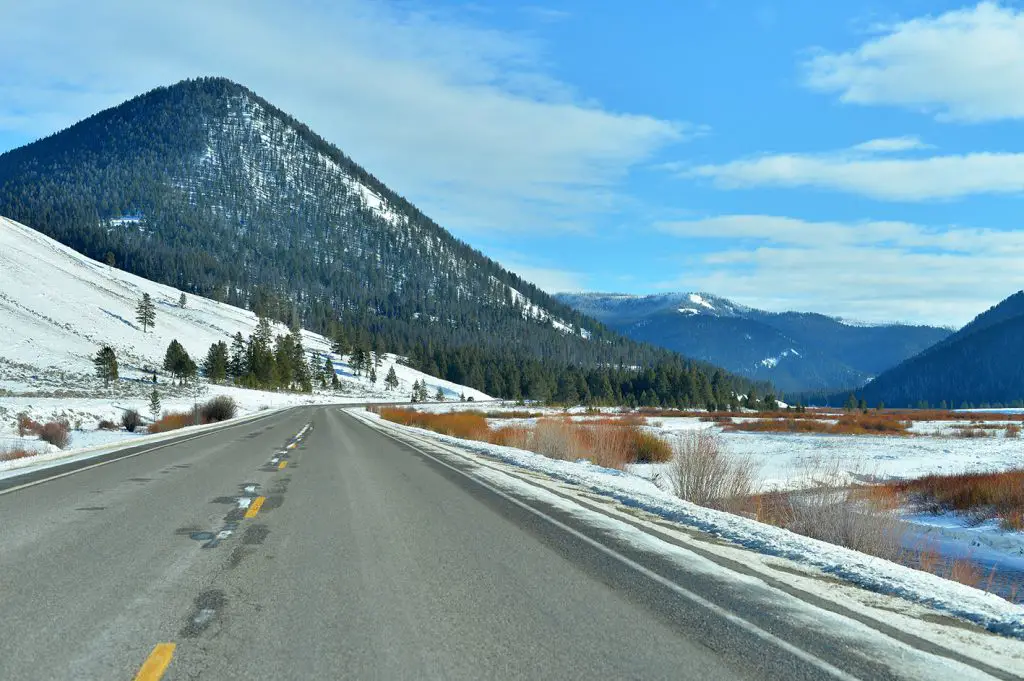 Sur la longue route pour quitter le parc de Yellowstone durant mon voyage aux Etats-Unis