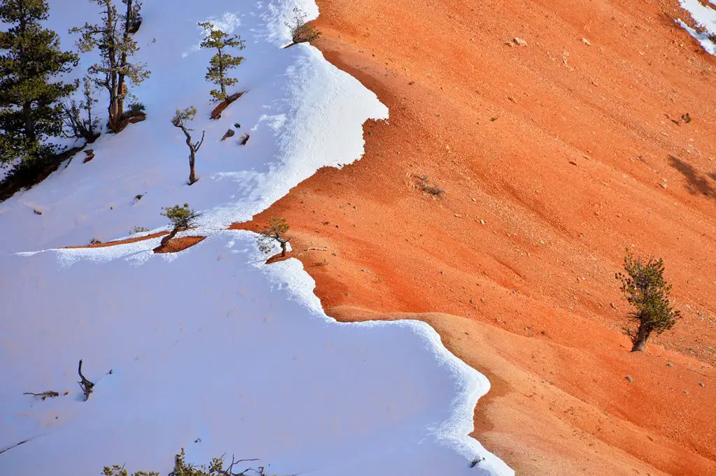 Colline enneigée au parc national d'Aches aux USA