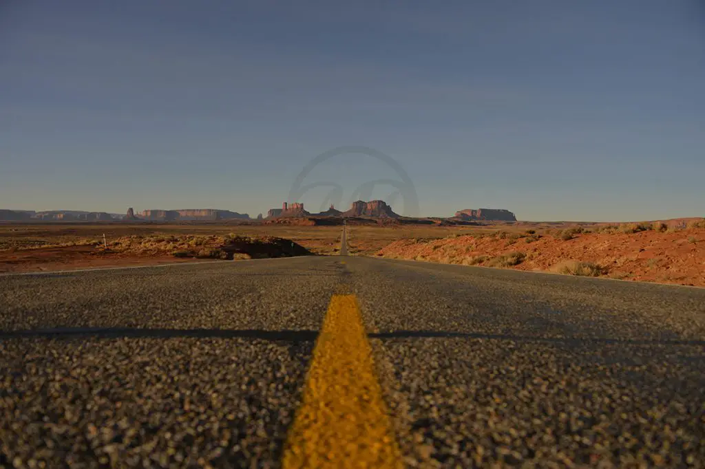 Route 66 avec vue sur Monument Valley aux Etats-Unis