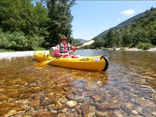 Au coeur de la nature Canoe lors du séjour Canoë et Grimpe dans les Gorges du Tarn Au coeur de la nature Canoe lors du séjour Canoë et Grimpe dans les Gorges du Tarn