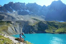 VTT dans le Queyras au dessus des eaux turquoises du lac Saint Anne