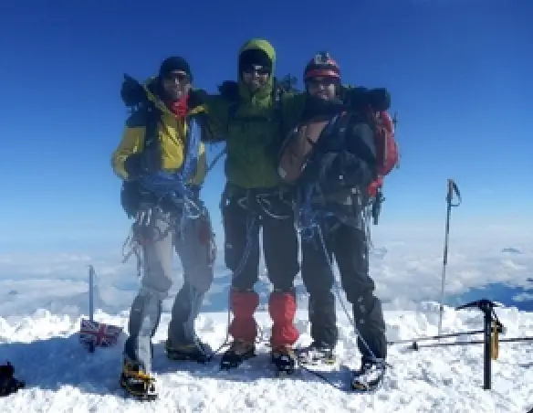 les participants à l'arrivée au sommet du Mont-Blanc