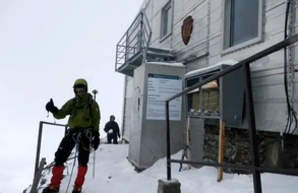 refuge du goûter enneigé pendant l'ascension du Mont-Blanc