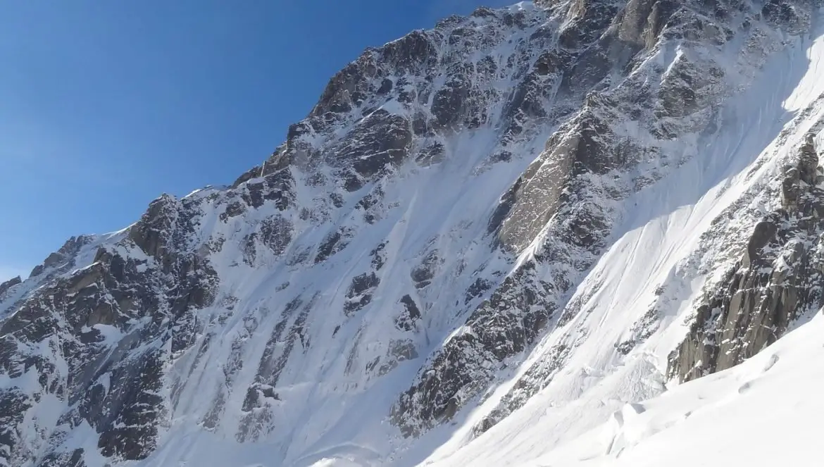 Alpinisme sur la Voie Ginat en face Nord des droites, au Massif du Mont-Blanc dans les Alpes