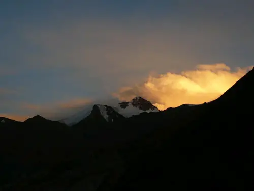 coucher de soleil sur le stok kangri, montagne de l'himalaya