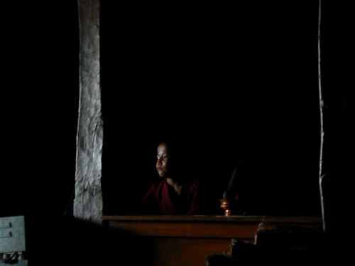 enfant népalais dans la nuit dans le Ladakh en Inde