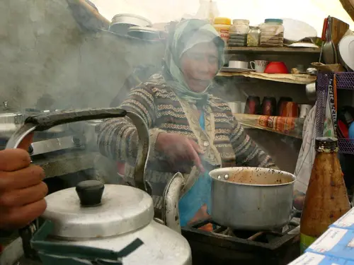 femme népalaise cuisinant au Ladakh