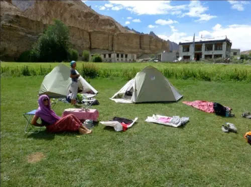 le camp de la Marka, prairie dans le Nord de l'Inde