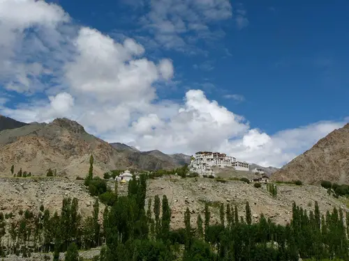 monastère dans la vallée au Ladakh en Inde.