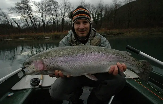 conseils pour la pêche à la mouche pour attraper une Truite autour des 6 kg à virieu le grand au streamer 