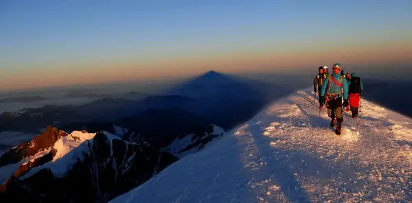 Le sommet du Mont Blanc par l'arête des bosses au loin son ombre