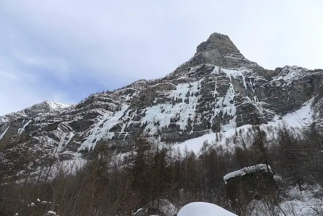 Cascade de glace sur la voie "Tête de Gramusat" dans la vallée de Freissinières, dans les Hautes-Alpes