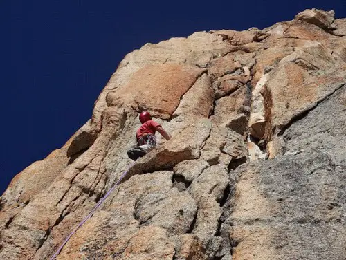 Ascension du pilier rouge lors de notre séjour Alpinisme à l'envers du Mont-Blanc