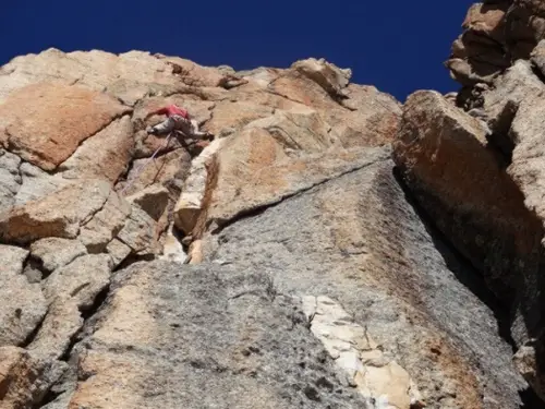 Enchaînement de longueurs sur le pilier rouge lors de notre séjour Alpinisme à l'envers du Mont-Blanc