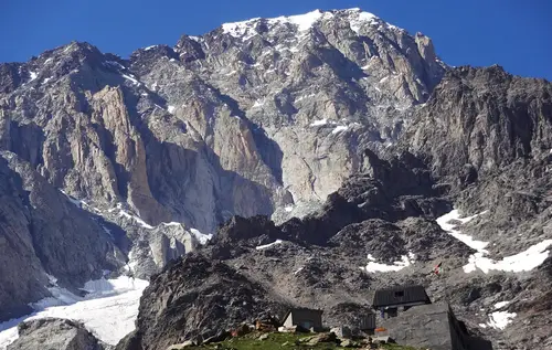 Le pilier du Frêney lors du séjour Alpinisme à l'envers du Mont-Blanc