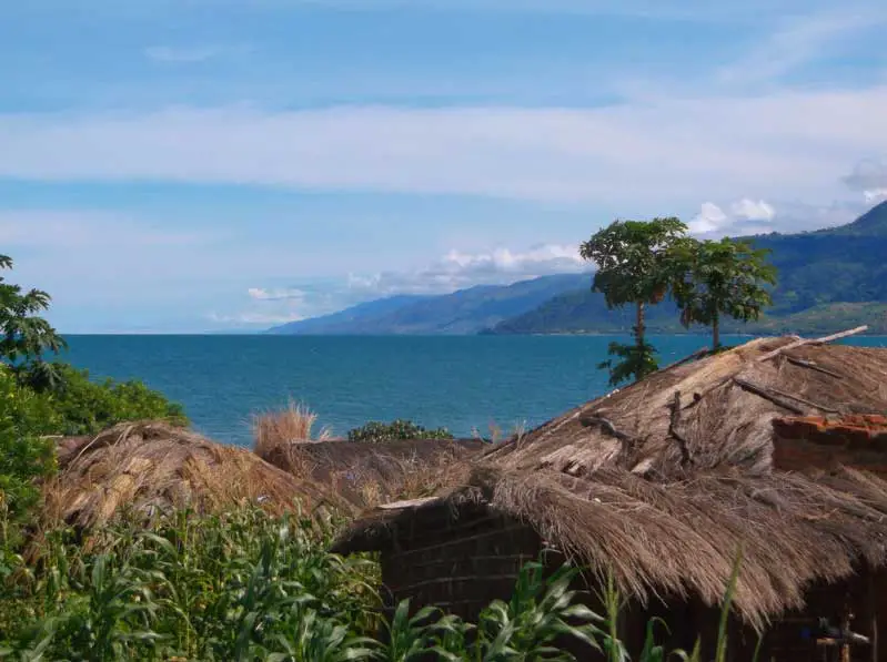 Cabanes  de pécheurs sur le lac Malawi