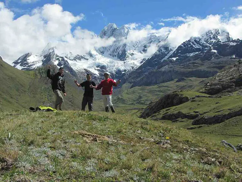 Péruviens dans la Cordillere-Huayhuash au Pérou