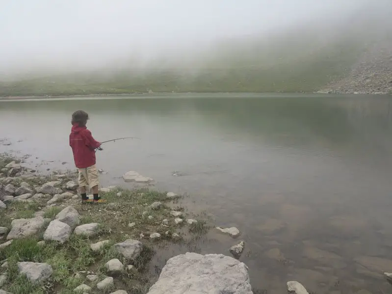 Peche au rapala dans le Lac Petit Millefonts durant notre Randonnée âne dans le Mercantour