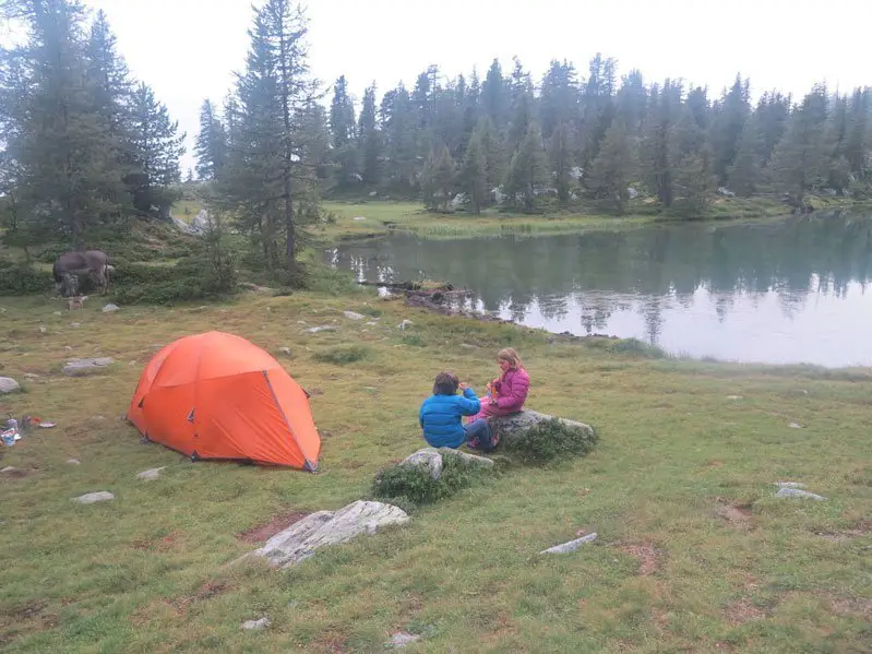 Repas du soir au campement au Lac Graveirette durant notre Randonnée âne dans le Mercantour Repas du soir au campement au Lac Graveirette durant notre Randonnée âne dans le Mercantour