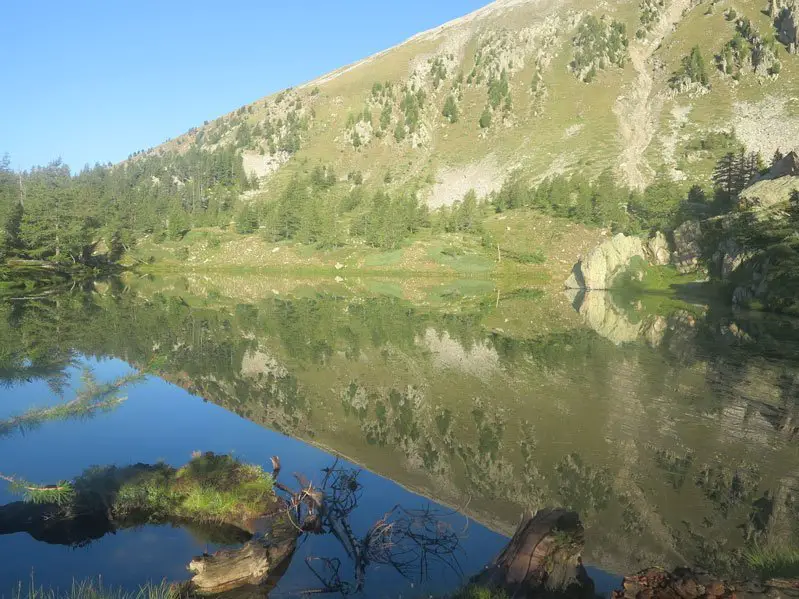 Vue sur le Lac Graveirette au matin durant notre Randonnée âne dans le Mercantour