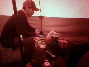 bivouac aux pieds du Yerupaja dans la Cordillère Huayhuash depuis le Mirador au Pérou