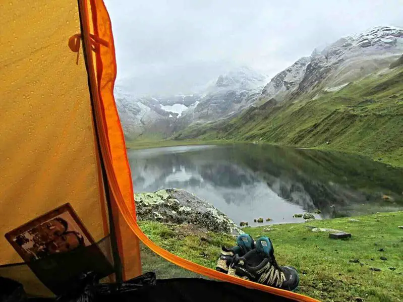  vue au réveil sur le lac Carhuacocha au Pérou