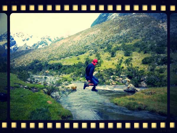 traverser une rivière dans le siulacocha au Pérou